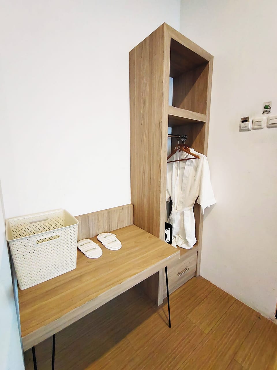 Family Suite | Desk, laptop workspace, WiFi (free), bed sheets