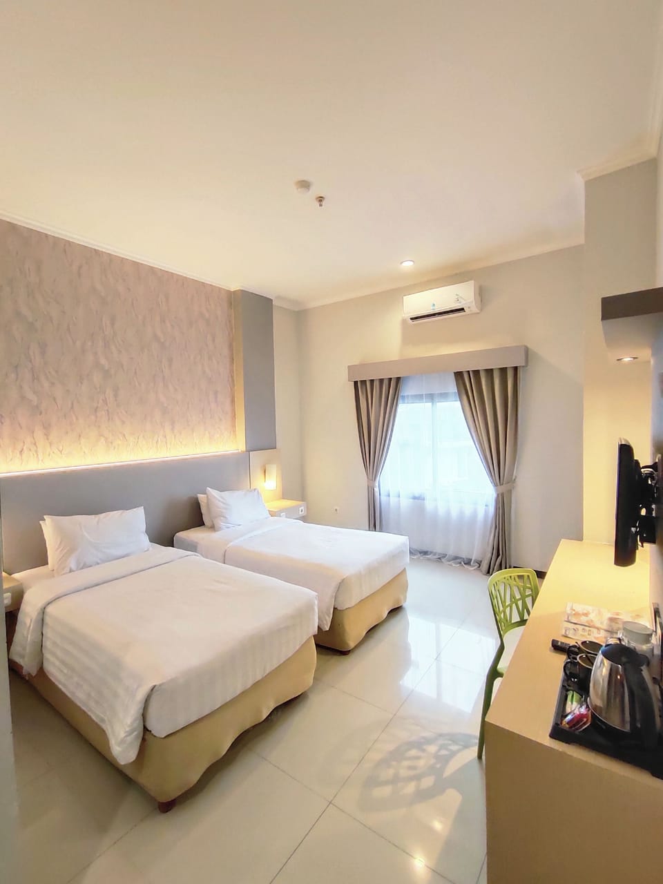 Deluxe Twin Room | Desk, laptop workspace, WiFi (free), bed sheets