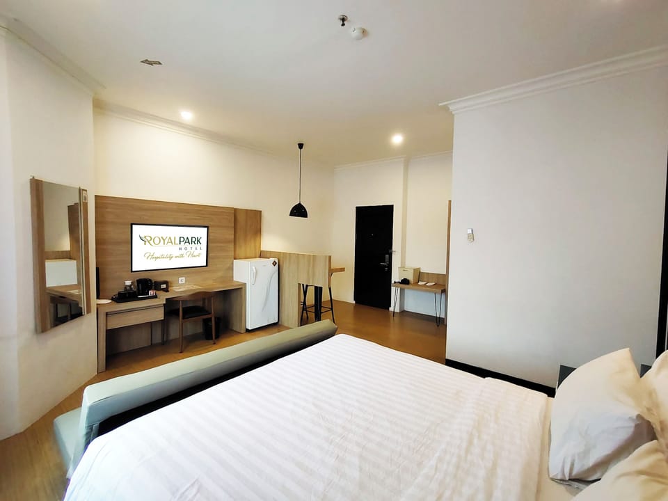 Family Suite | Desk, laptop workspace, WiFi (free), bed sheets