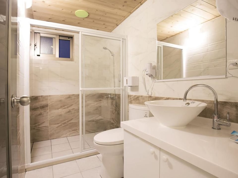 Peace Double Room | Bathroom | Shower, free toiletries, hair dryer, slippers