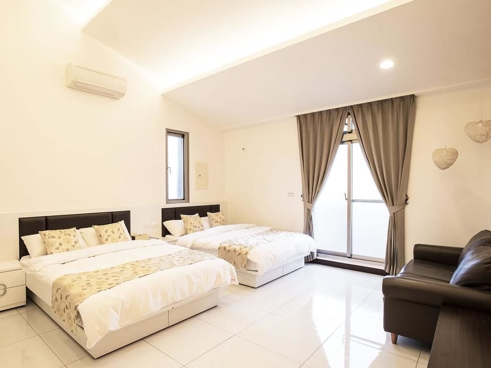 Happiness Quadruple Room | Desk, blackout drapes, soundproofing, cribs/infant beds