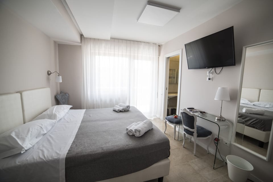 Double Room, 1 Queen Bed (Teatro Politeama) | Minibar, desk, soundproofing, free WiFi
