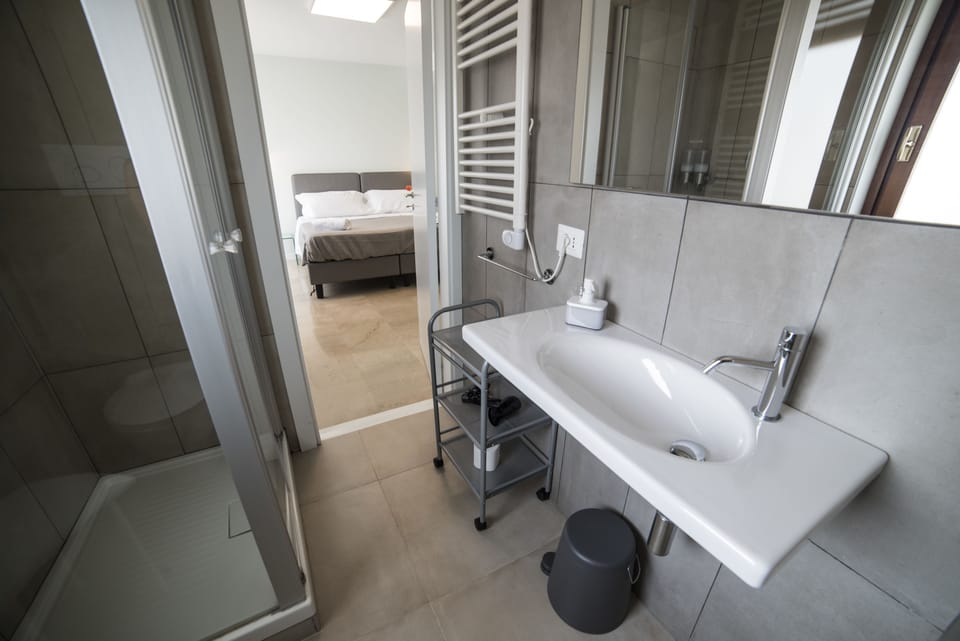 Superior Double or Twin Room (Marina) | Bathroom | Shower, rainfall showerhead, free toiletries, hair dryer