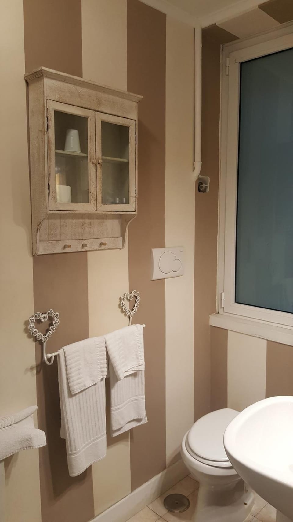 Shower, free toiletries, hair dryer, bidet