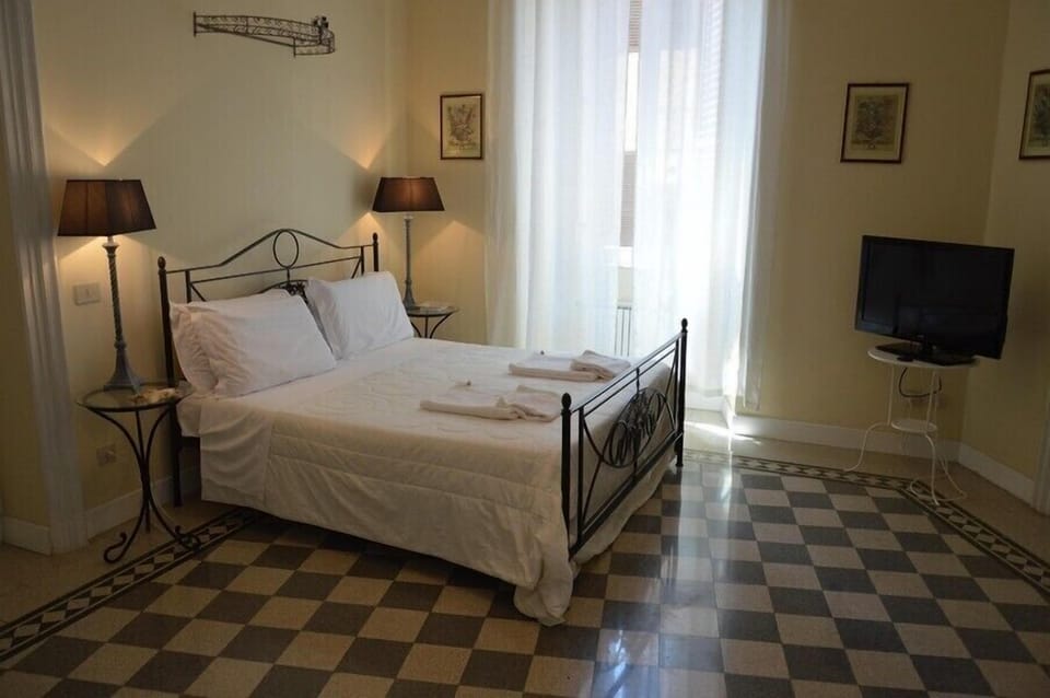 Executive Suite | Desk, blackout drapes, soundproofing, iron/ironing board