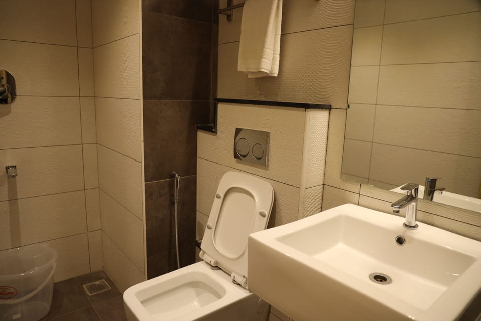 Executive City View | Bathroom | Shower, towels