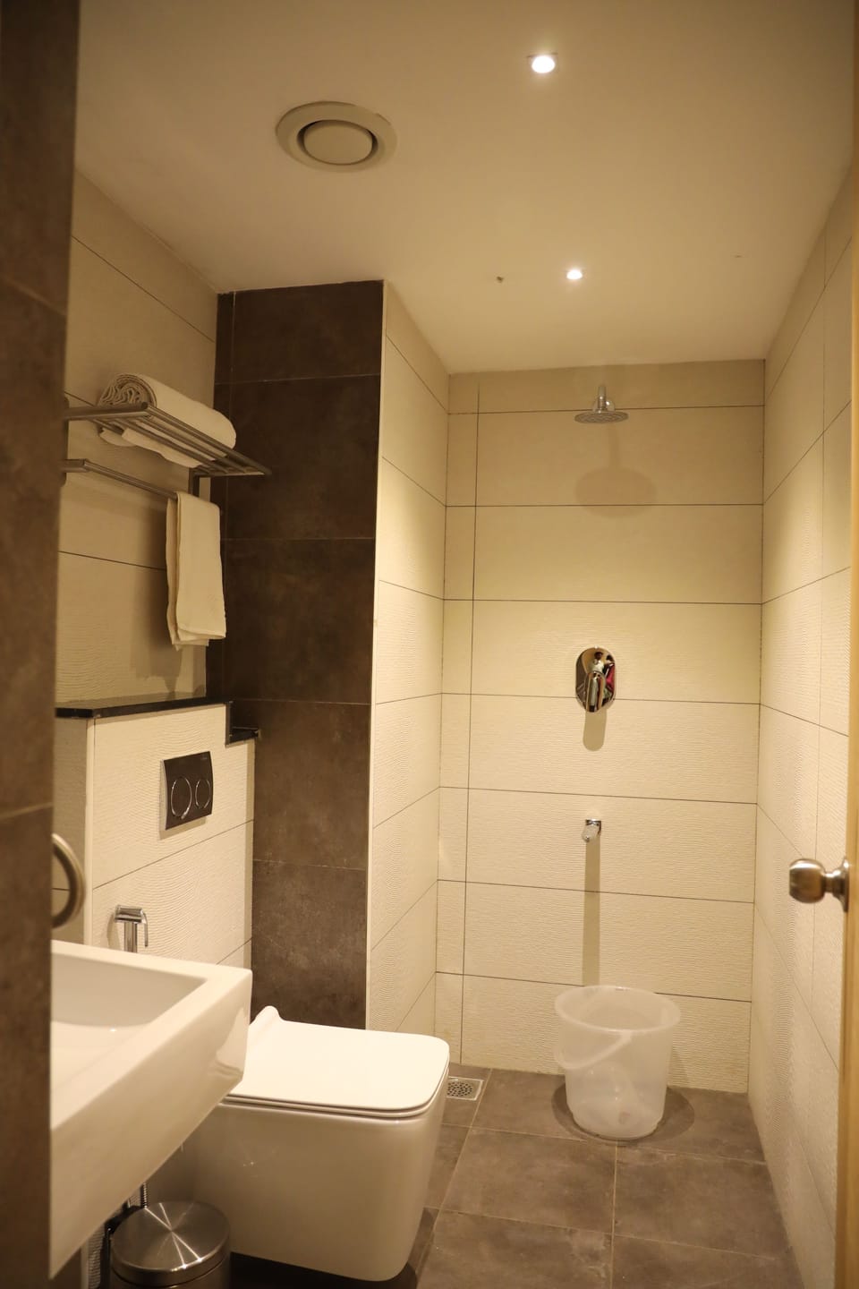 Executive City View | Bathroom | Shower, towels