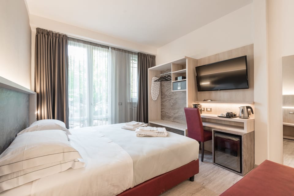 Comfort Double or Twin Room | 1 bedroom, minibar, in-room safe, desk