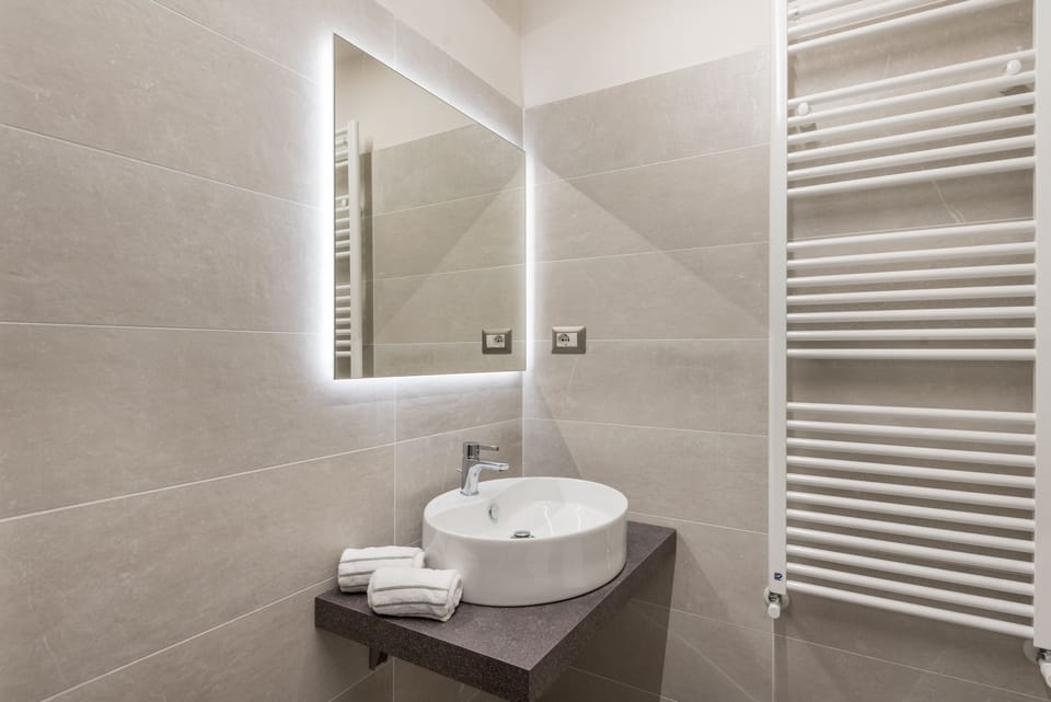 City Double or Twin Room, 1 Queen Bed | Bathroom | Shower, hydromassage showerhead, free toiletries, hair dryer