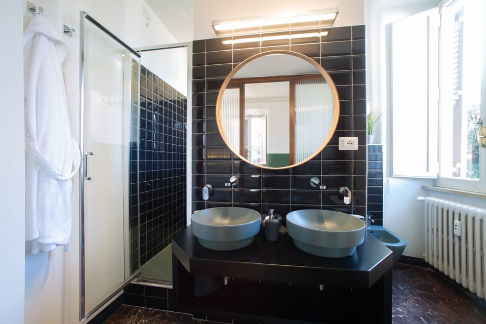 Presidential Suite | Bathroom | Shower, rainfall showerhead, free toiletries, hair dryer