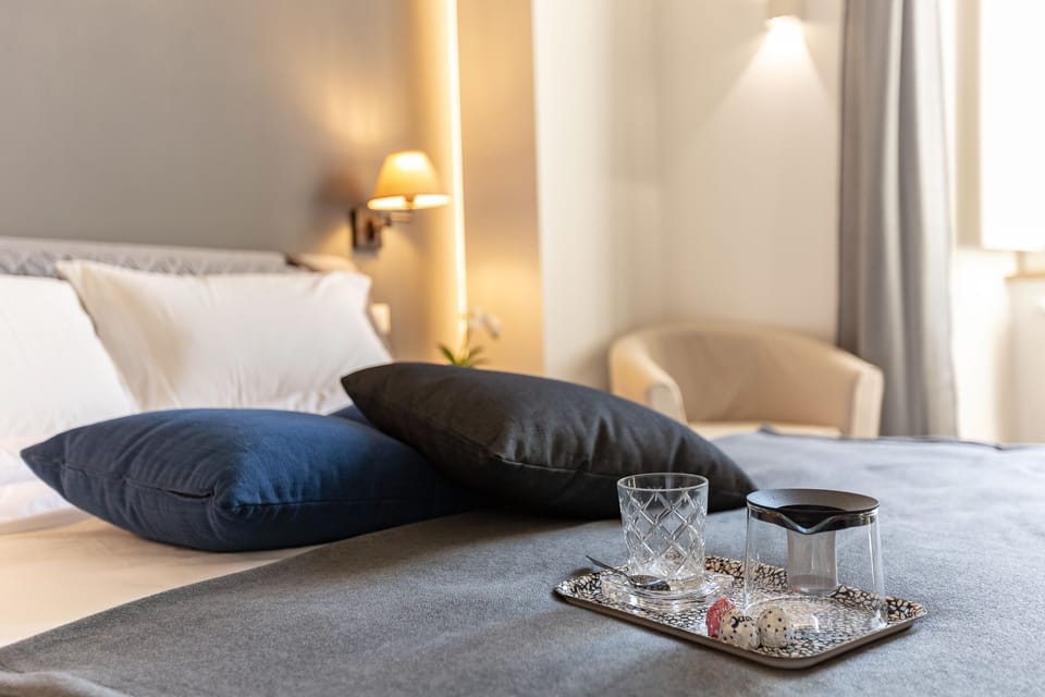 Deluxe Suite | Premium bedding, down comforters, minibar, in-room safe