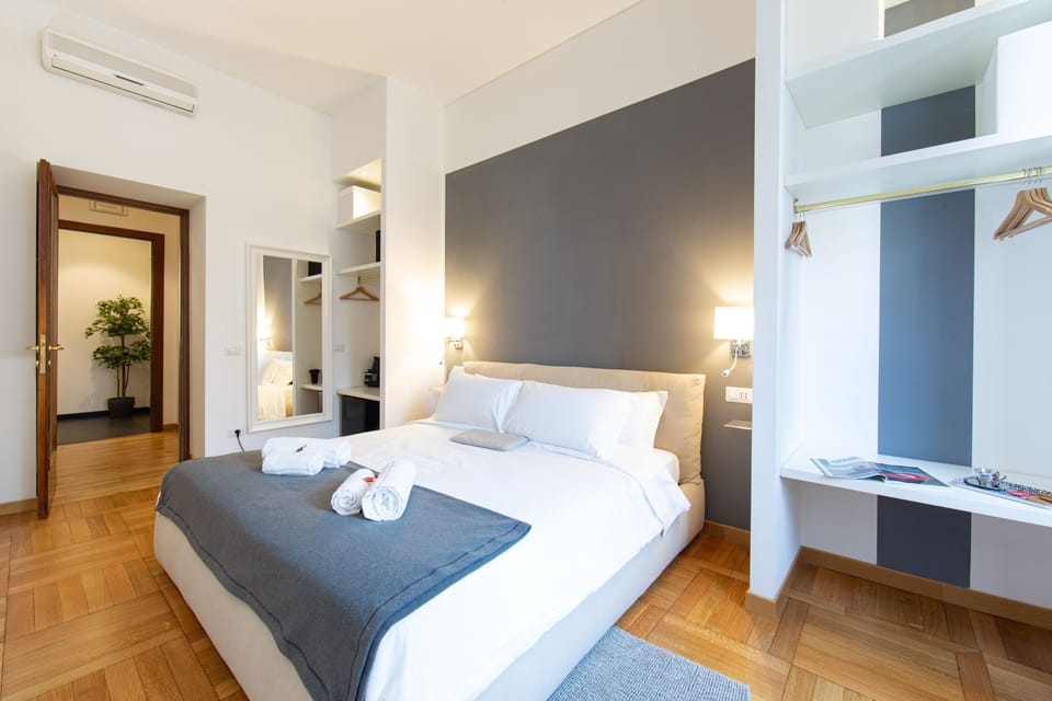Deluxe Suite | Premium bedding, down comforters, minibar, in-room safe