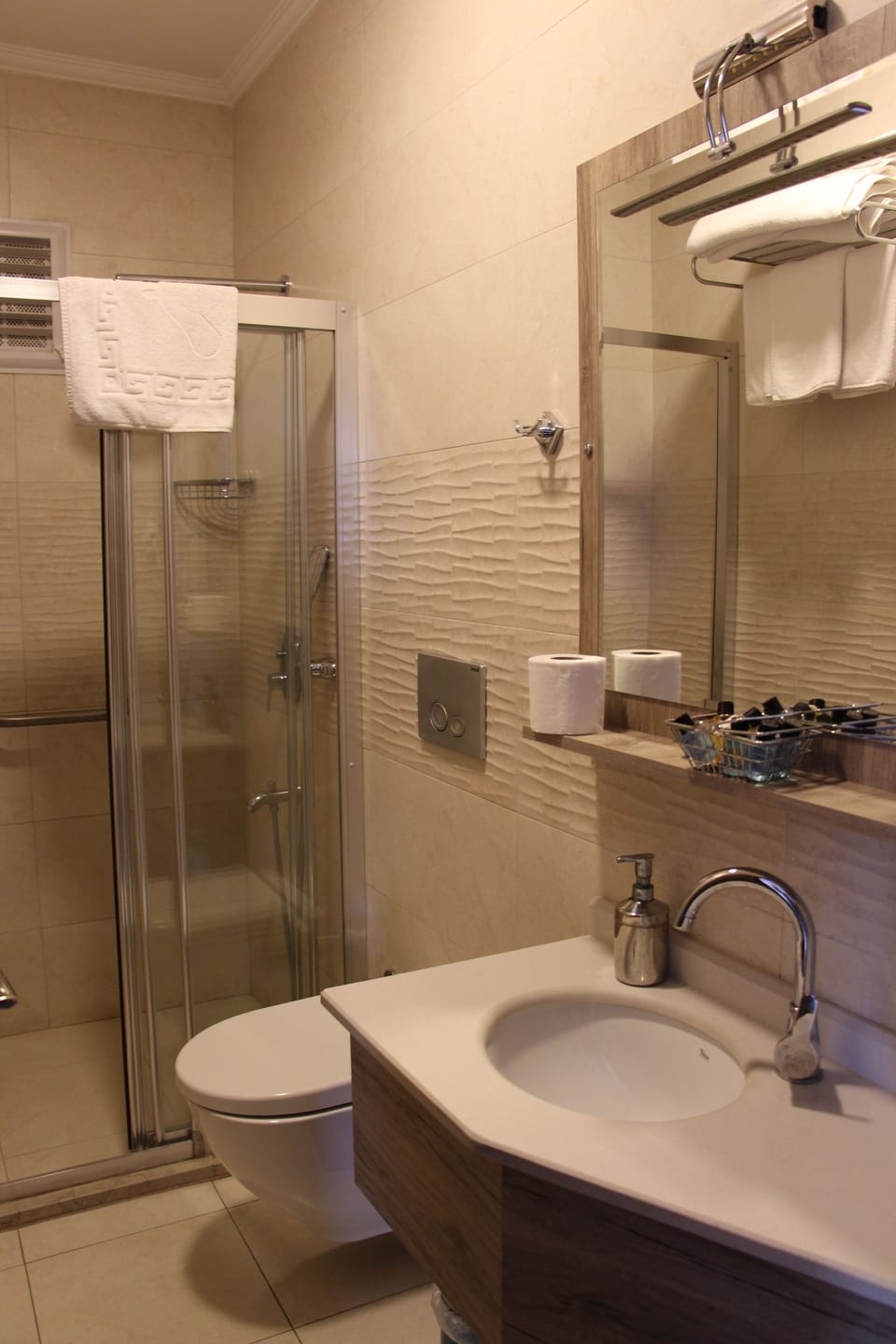 Shower, rainfall showerhead, free toiletries, hair dryer