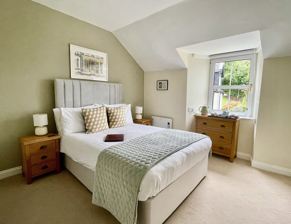 Comfort Double Room, Private Bathroom, Mountain View | Blackout drapes, free WiFi, bed sheets