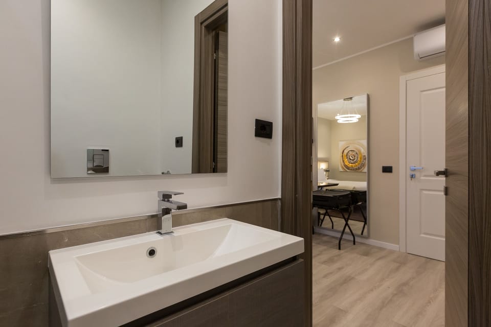 Junior Suite, 1 Queen Bed, City View | Bathroom | Free toiletries, hair dryer, bidet, towels
