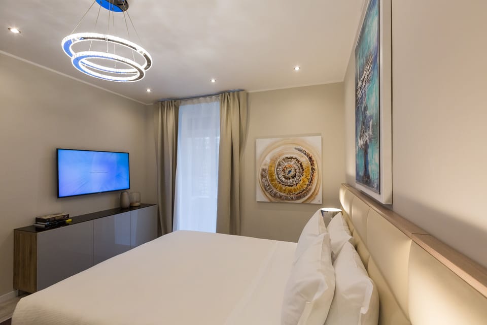Junior Suite, 1 Queen Bed, City View | In-room safe, individually decorated, individually furnished, desk