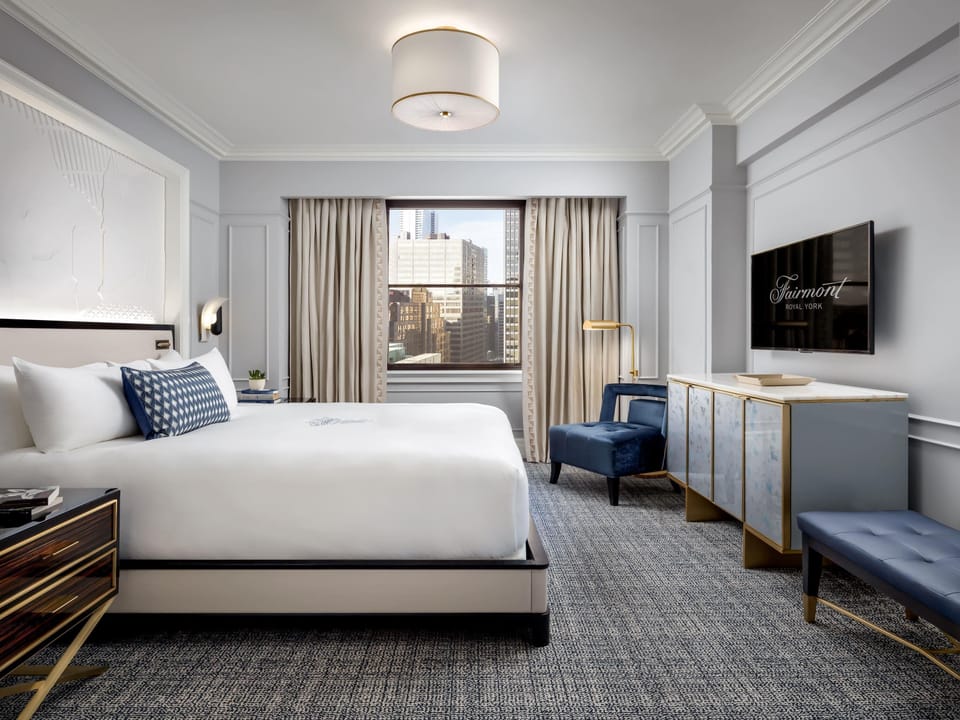Fairmont Gold, Suite, 1 King Bed, Non Smoking, Club Lounge Access | Down comforters, minibar, in-room safe, desk