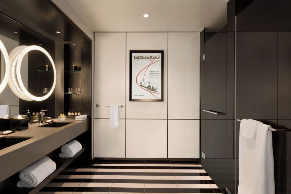 Fairmont Gold, Signature Room, 1 King Bed, Non Smoking | Bathroom | Designer toiletries, hair dryer, bathrobes, slippers
