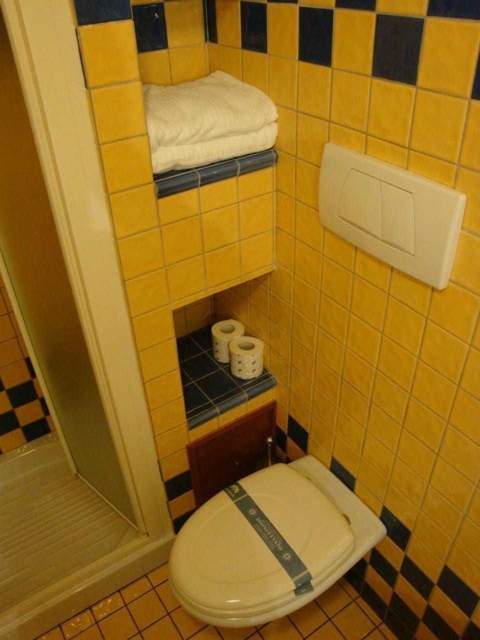 Double Room, Garden View | Bathroom | Shower, free toiletries, hair dryer, bathrobes