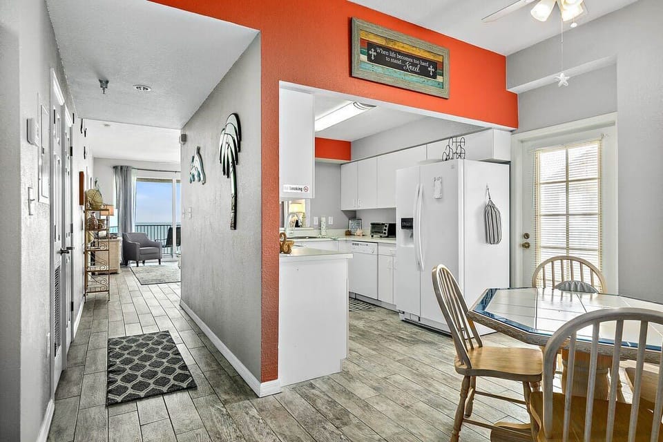 Entry way w/ updated modern flooring