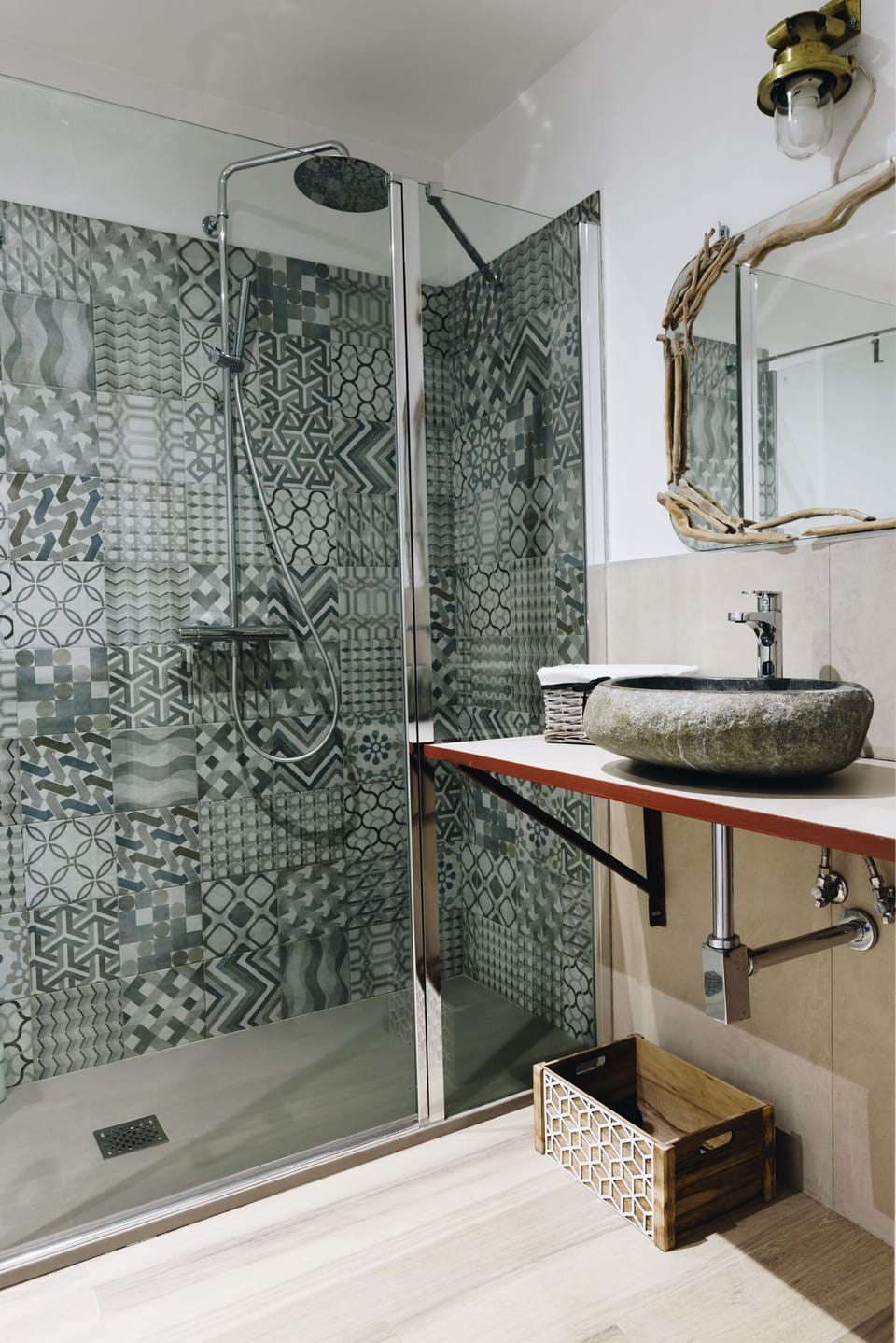 Deluxe Suite | Bathroom | Shower, rainfall showerhead, free toiletries, hair dryer