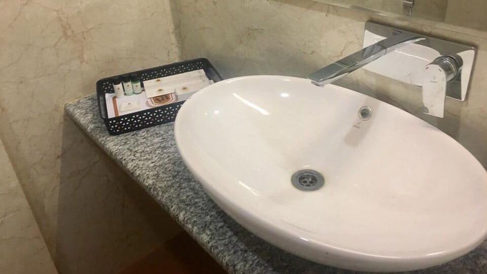 Shower, free toiletries, towels