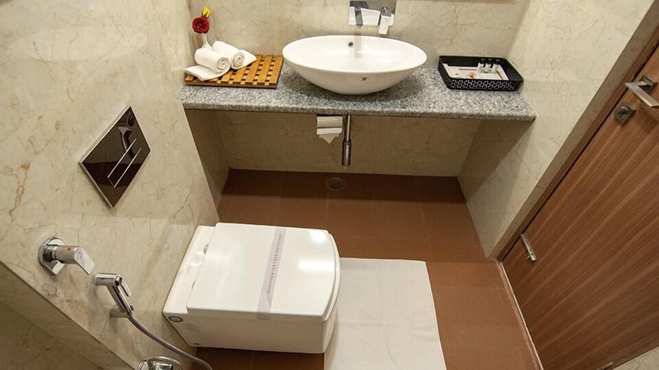 Shower, free toiletries, towels