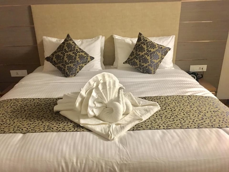 Deluxe Suite, Valley View | 1 bedroom, premium bedding, free WiFi
