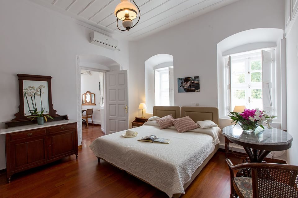 Traditional Standard Triple Room | Individually furnished, laptop workspace, iron/ironing board, free WiFi