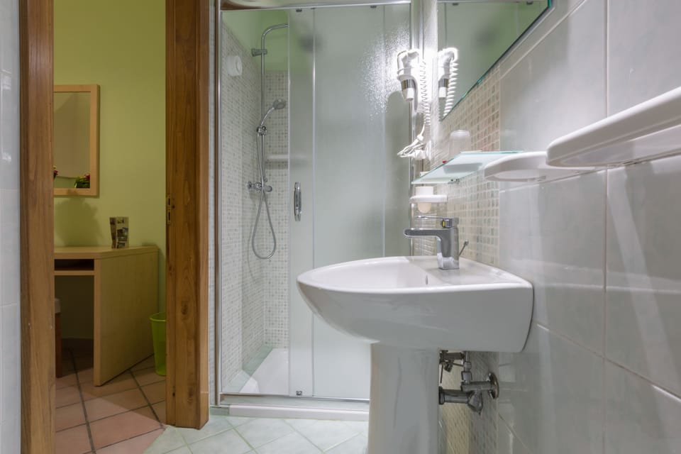 Quadruple Room (Odra) | Bathroom | Shower, rainfall showerhead, hair dryer, bidet