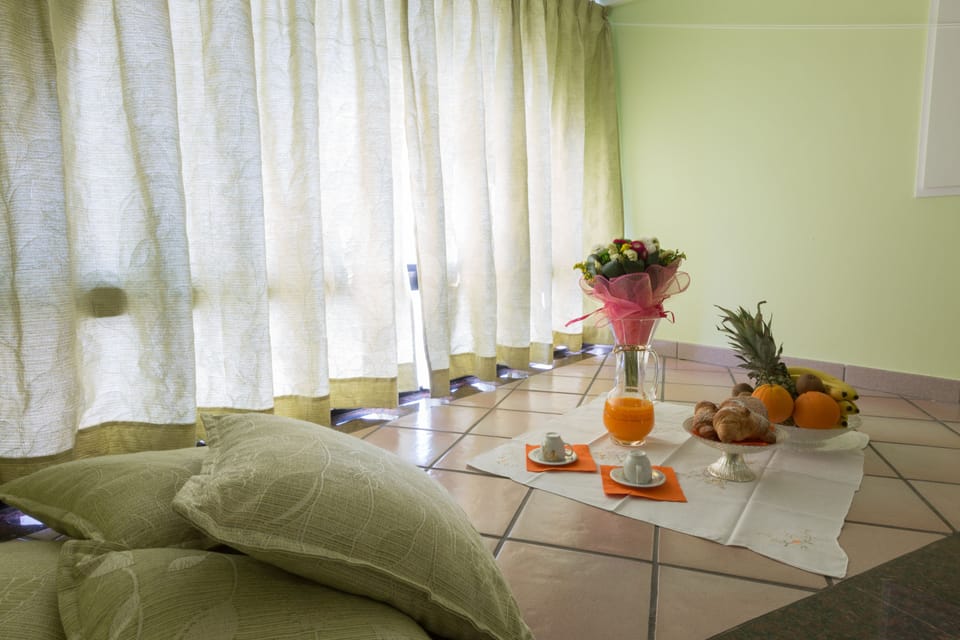 Classic Quadruple Room (Kailia) | In-room dining
