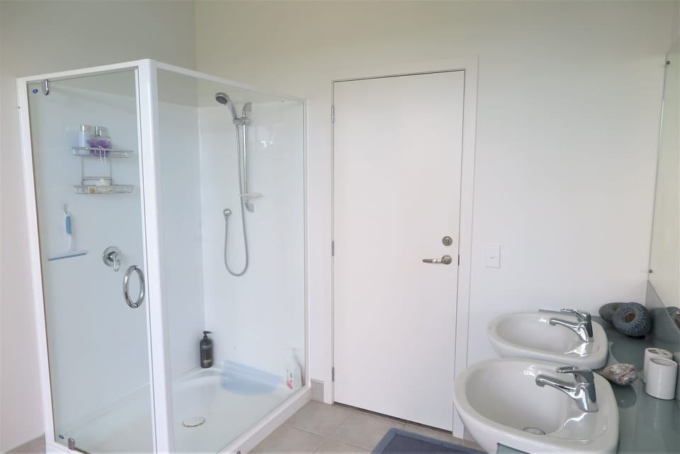 Kakariki Bathroom. Double sink, shower and bath.
