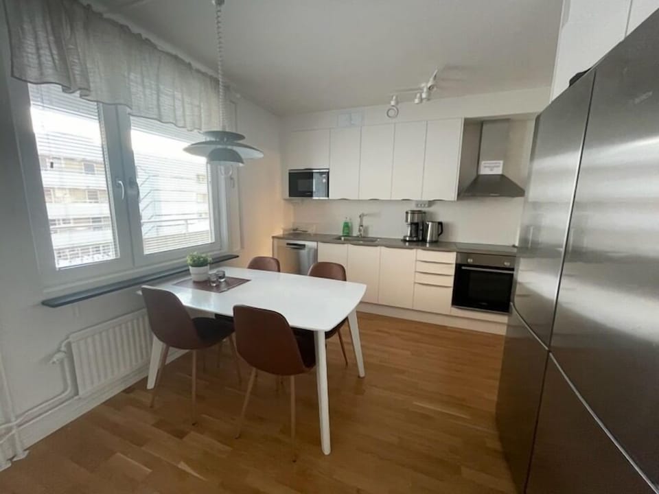 Deluxe Apartment | Private kitchen | Full-size fridge, microwave, oven, stovetop