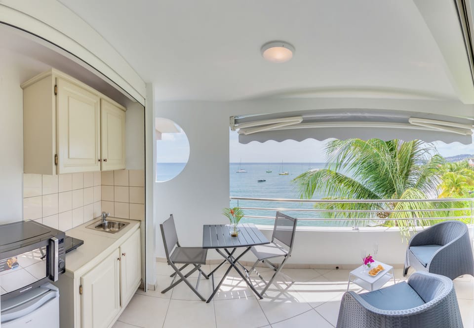 Full-size fridge, microwave, stovetop, highchair