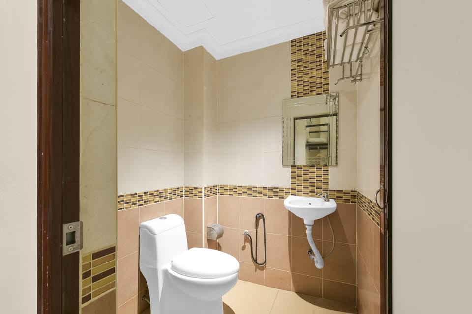 Shower, bidet, towels, shampoo