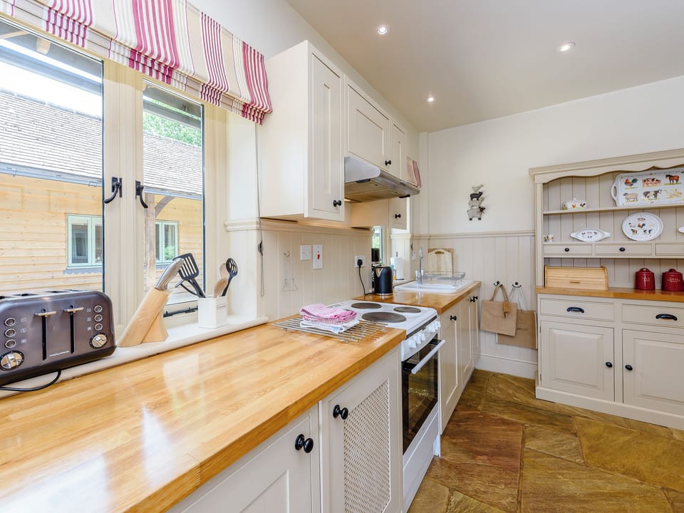 Farmhouse style kitchen/diner | Castlemans Stables East - Castleman&rsquo;s Stables, Sedlescombe, near Battle