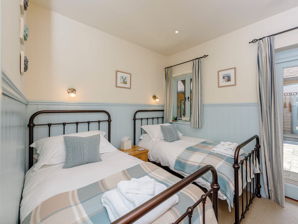 Tranquil twin bedroom | Castlemans Stables East - Castleman&rsquo;s Stables, Sedlescombe, near Battle