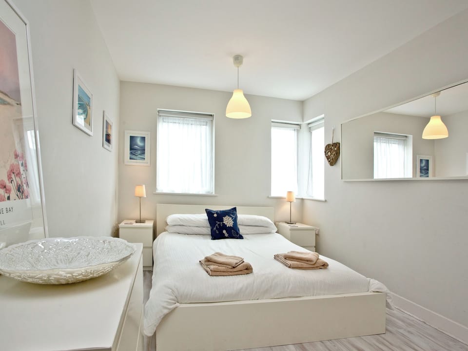 Relaxing en-suite double bedroom | Apartment 7 - Ocean 1 Apartments, Newquay