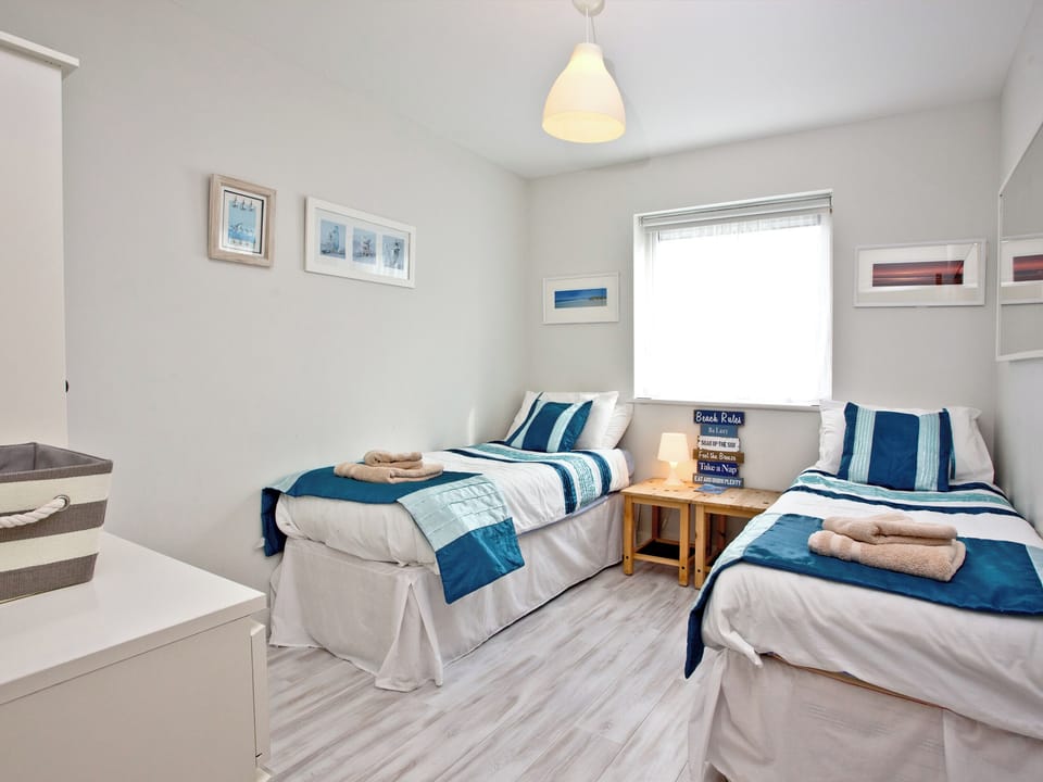Comfortable twin bedroom | Apartment 7 - Ocean 1 Apartments, Newquay