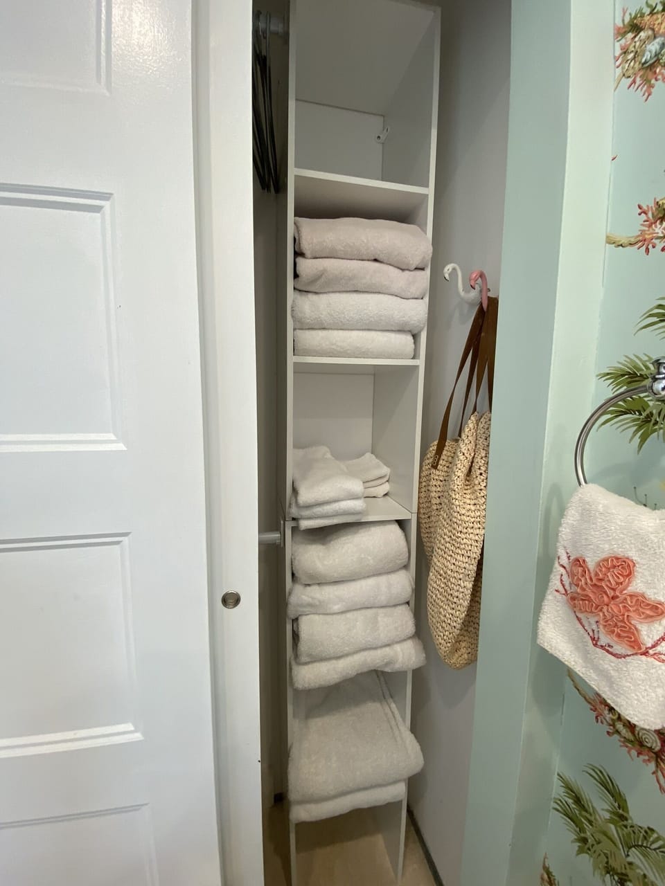 WHALE 1
PLENTY OF TOWELS AND WASH CLOTHS. EVEN A BEACH BAG TO USE!