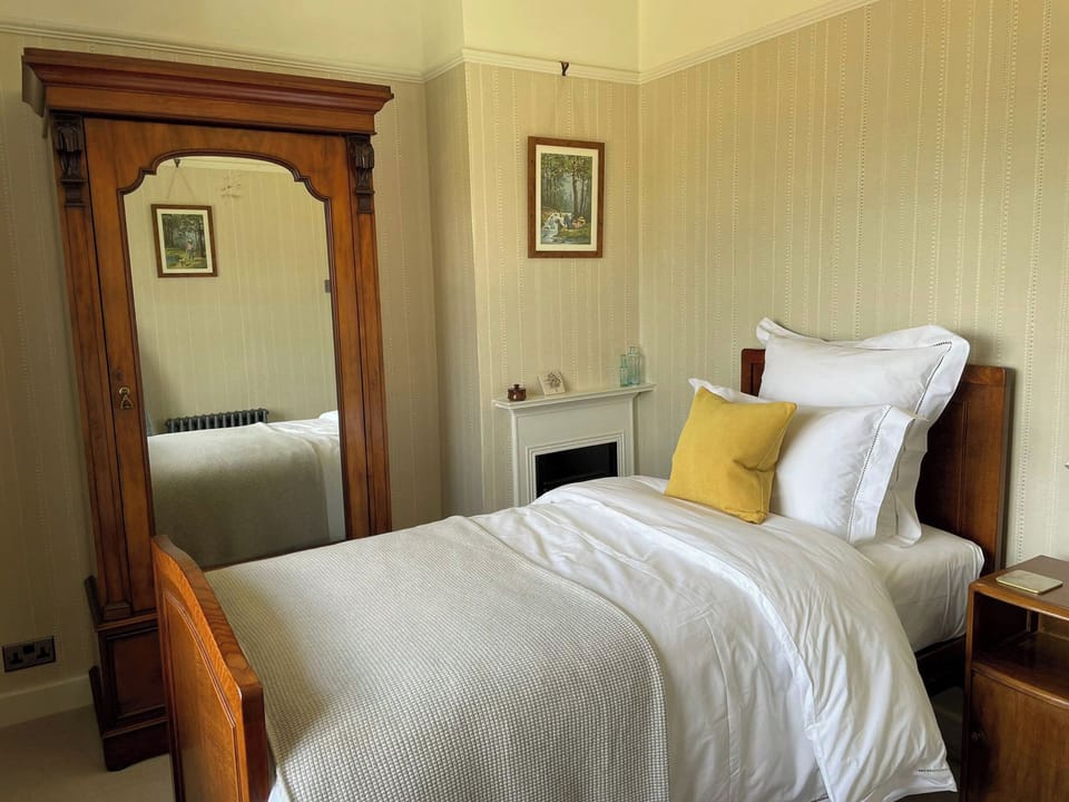 Single bedroom | Banksiae, Kidlington, near Woodstock