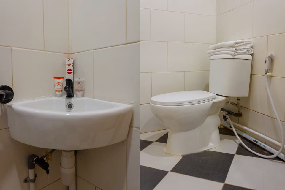 Standard Double Room | Bathroom | Shower, towels