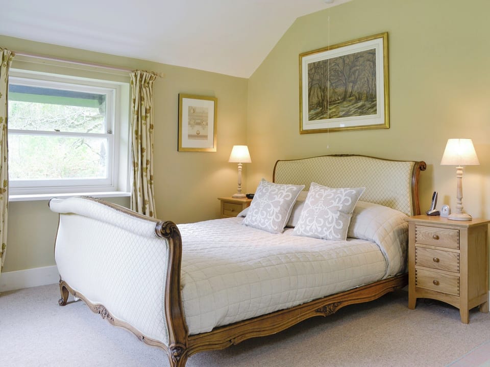 Relaxing en-suite master bedroom | Dol Y Clochydd, Llanfachreth, near Dolgellau