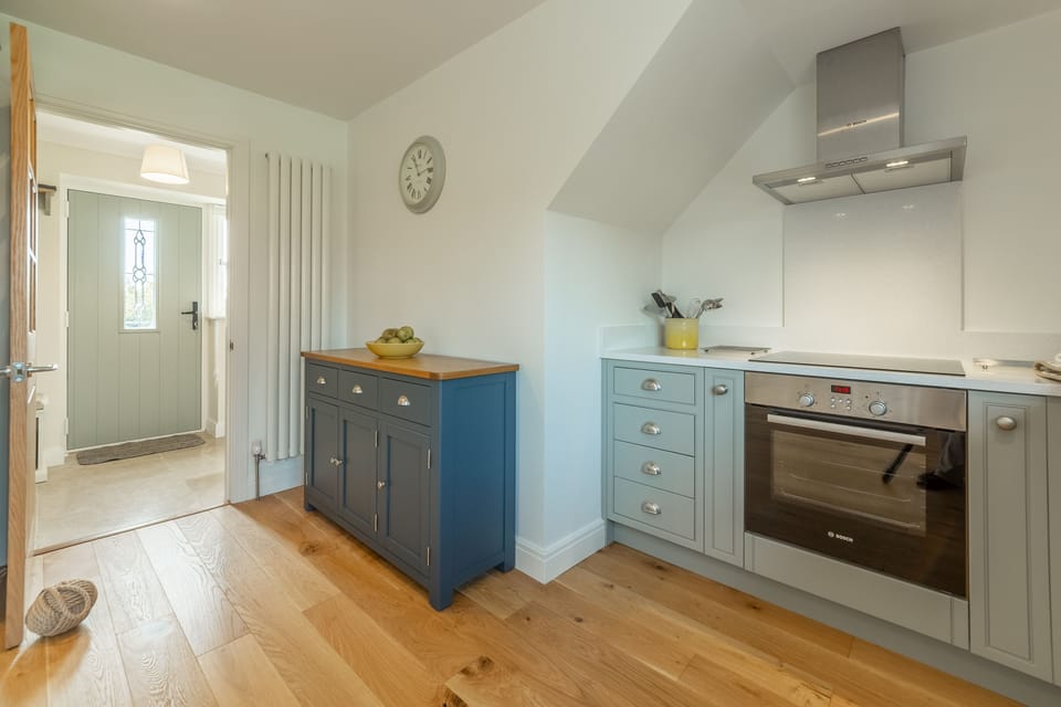 Ground floor: Entrance hall to kitchen