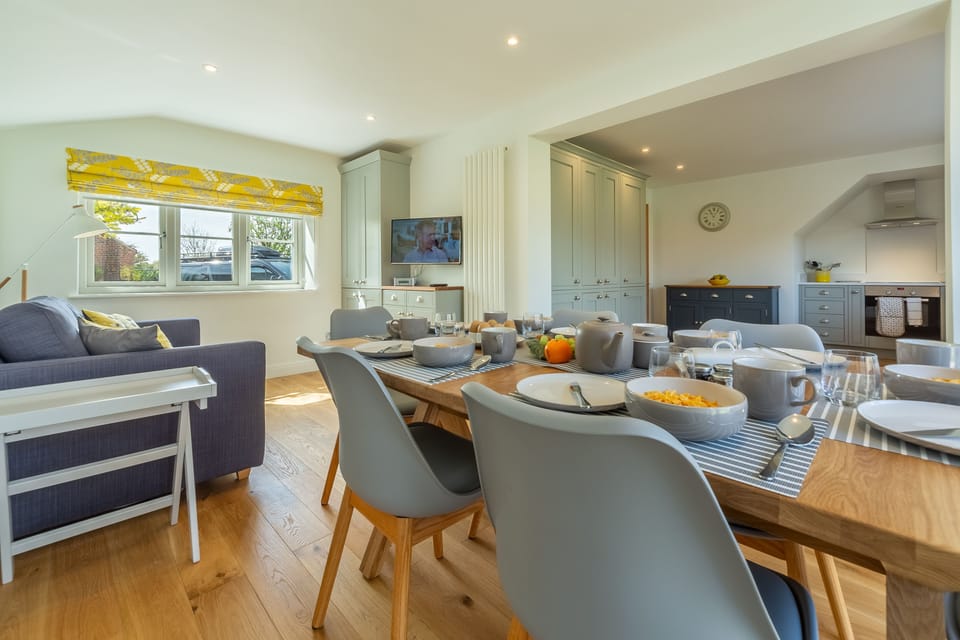 Ground floor: Dining room with relaxed seating