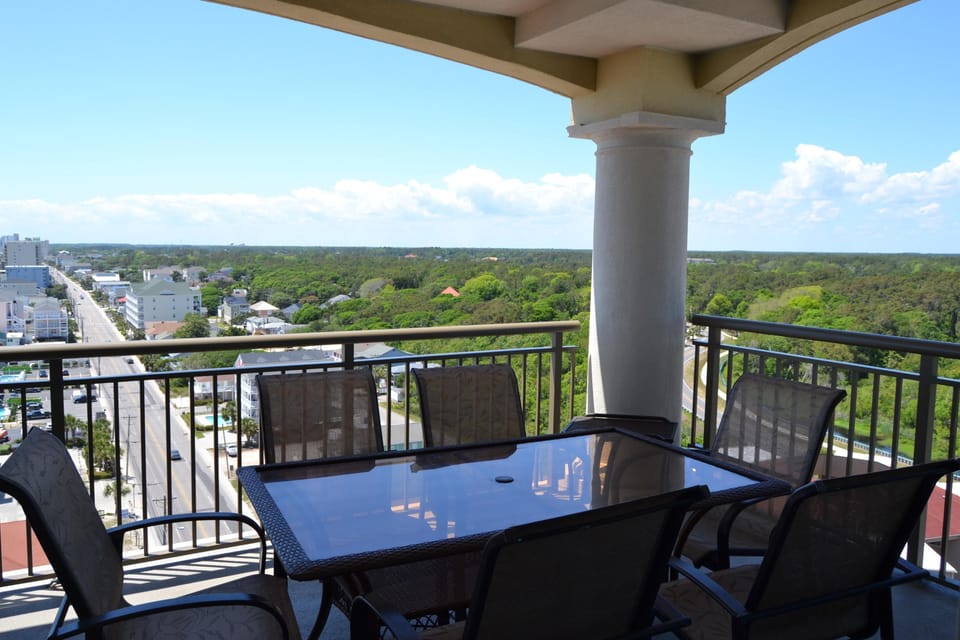 Huge corner balcony with exceptional ocean views
