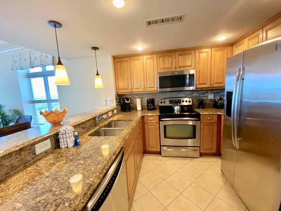 Fully equipped gourmet kitchen