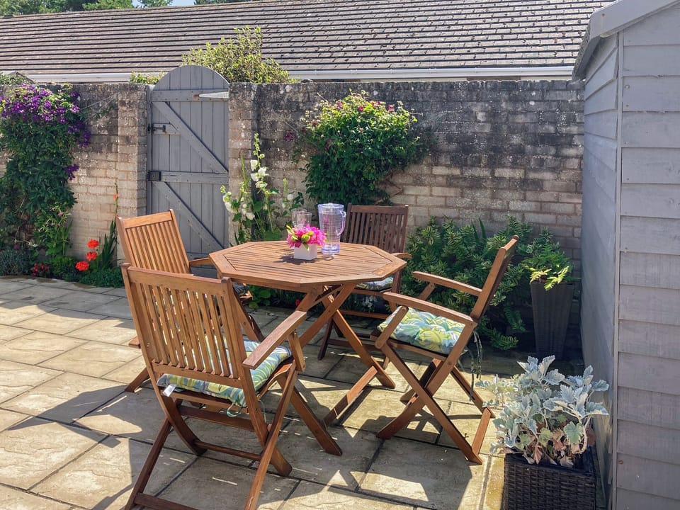 Courtyard | Gwynt y M&ocirc;r, Tywyn
