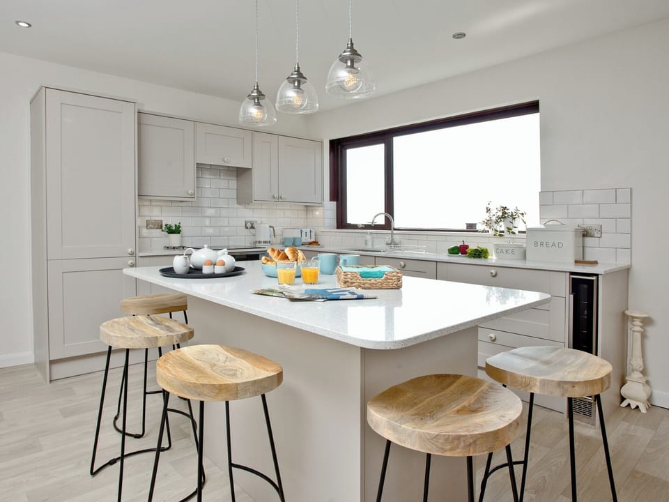 Well equipped kitchen/ dining area | Hawks Ridge, Downderry