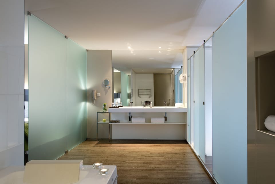 Combined shower/tub, rainfall showerhead, free toiletries, slippers